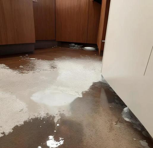 城市出租房水管漏水浸泡现场图