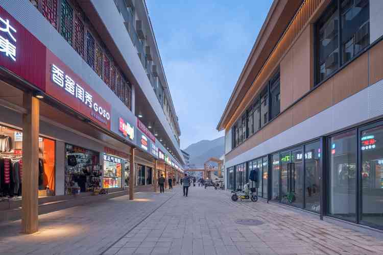 人行道三脚架拍摄沿街商业建筑外观场景
