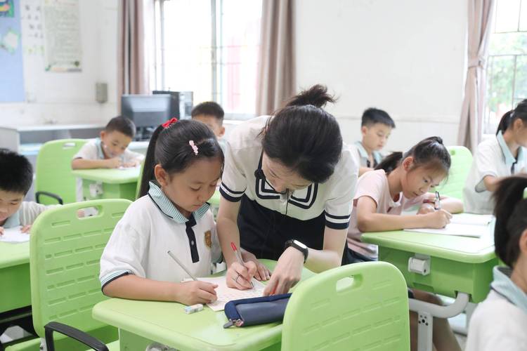 学生参加学校课后托管服务 双减课堂