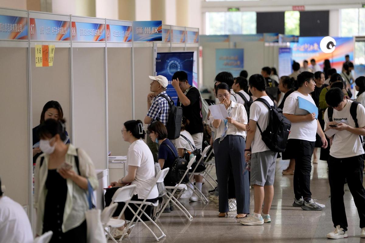 大学生招聘会热门岗位咨询长队