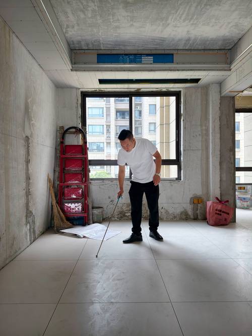 家装壁纸粘贴工人施工现场图