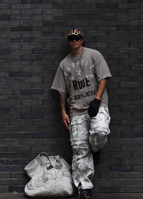 80年代美国街头滑板青年身穿Stüssy T恤