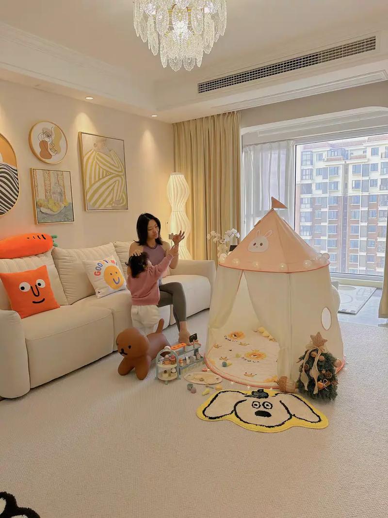 妈妈靠沙发补觉娃在旁边玩玩具场景
