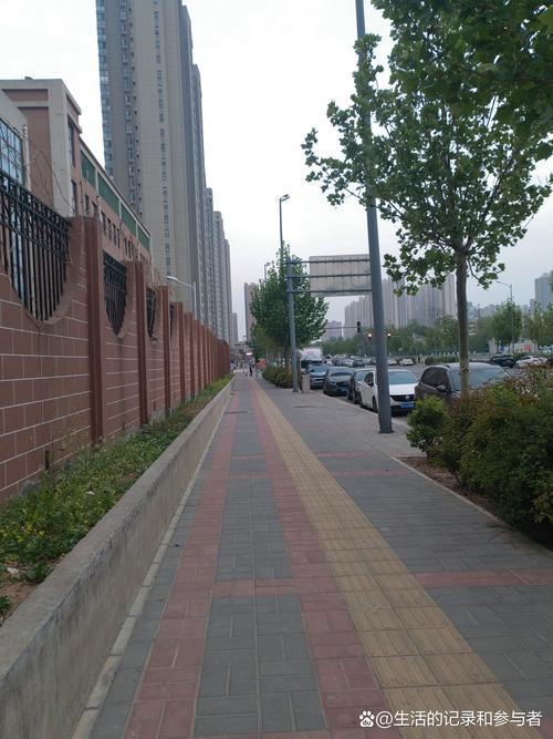 绕到小区围墙外走一圈