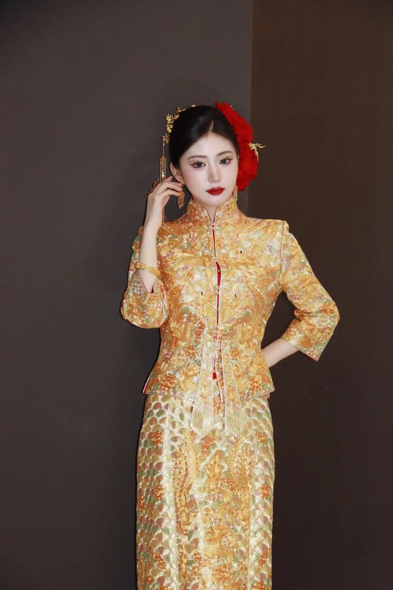 新娘佩戴黄金龙凤镯与中式礼服搭配