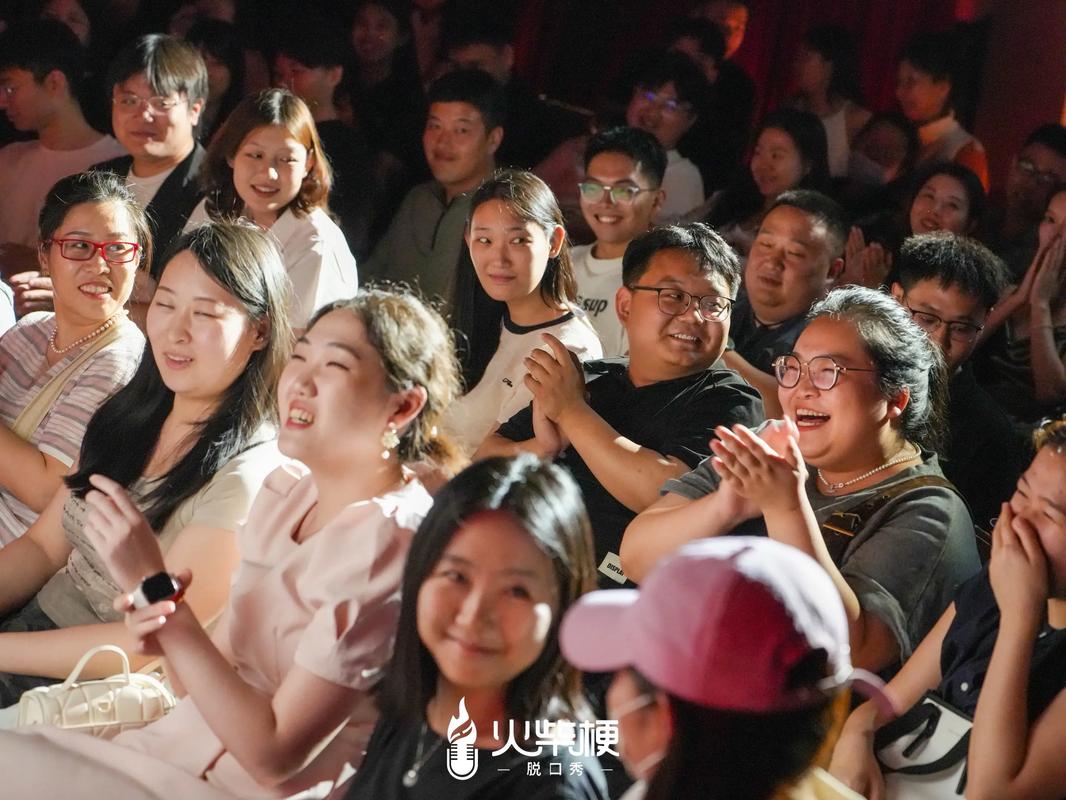脱口秀小剧场演员和前排观众互动场景