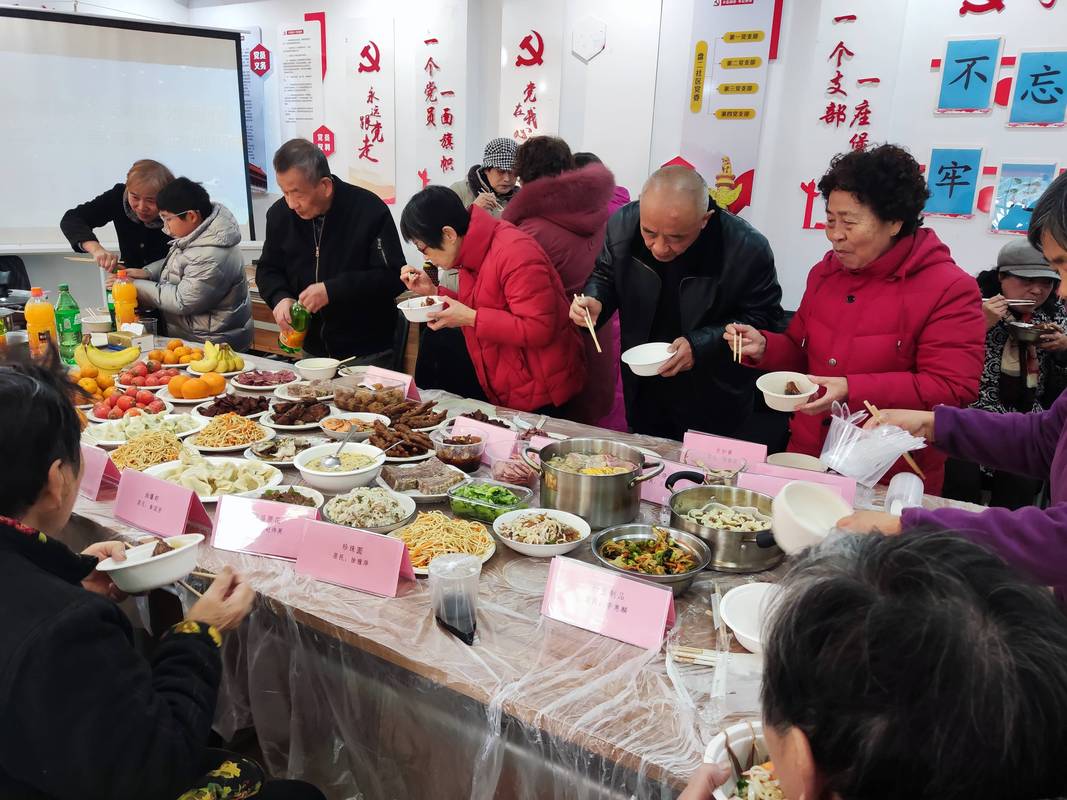 家长互助百家饭活动长桌分享美食