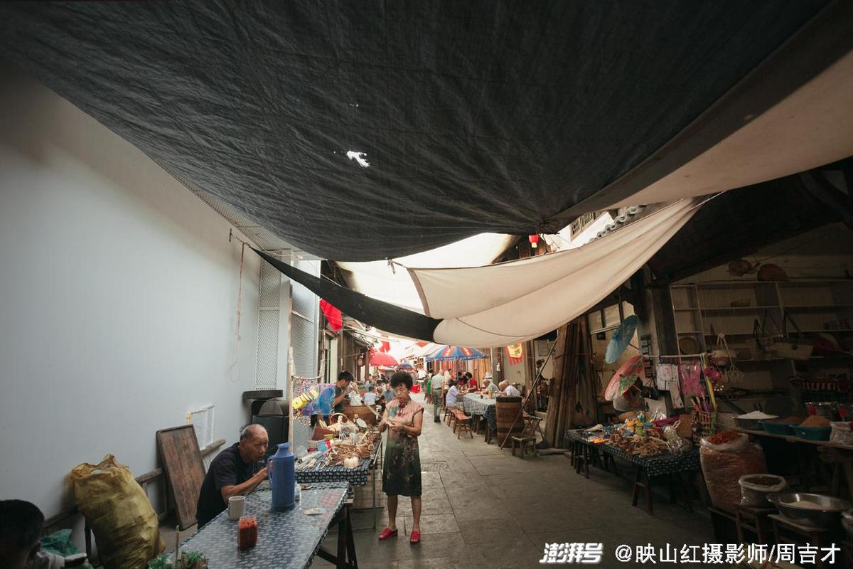 泉州老巷红塑料布棚面线摊