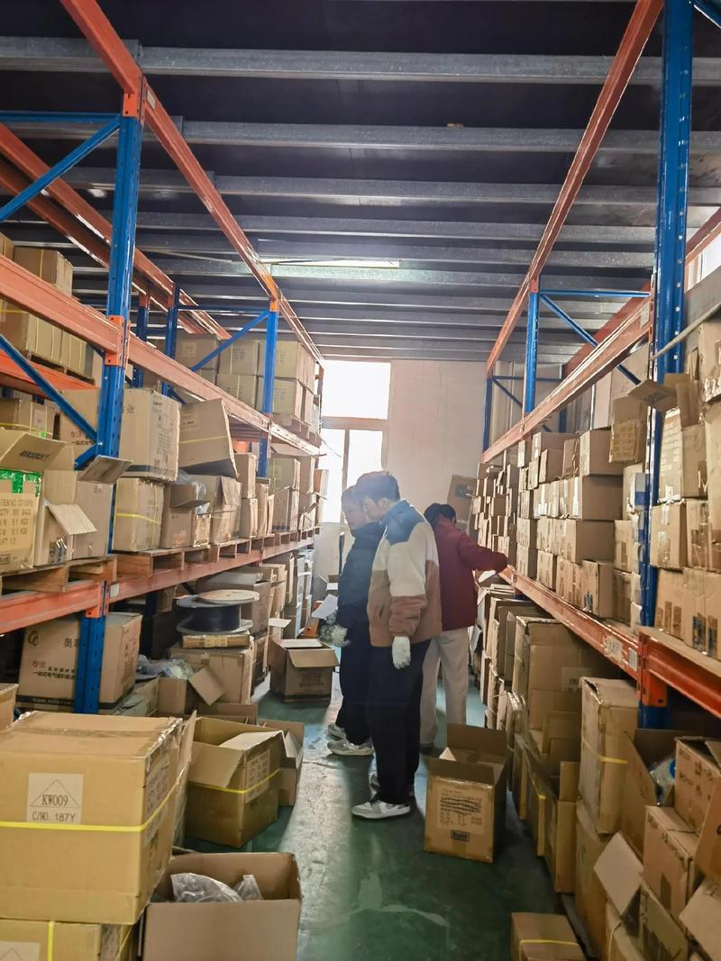 制造业仓库杂乱摆放与系统指导拣货对比