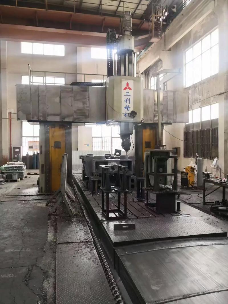 铣床厂家车间内景龙门铣床加工大型铸件