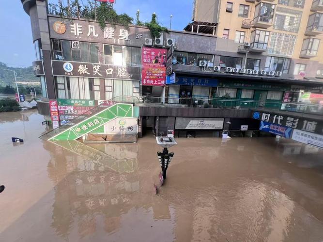 城市商铺地下一层汛期被淹现场图