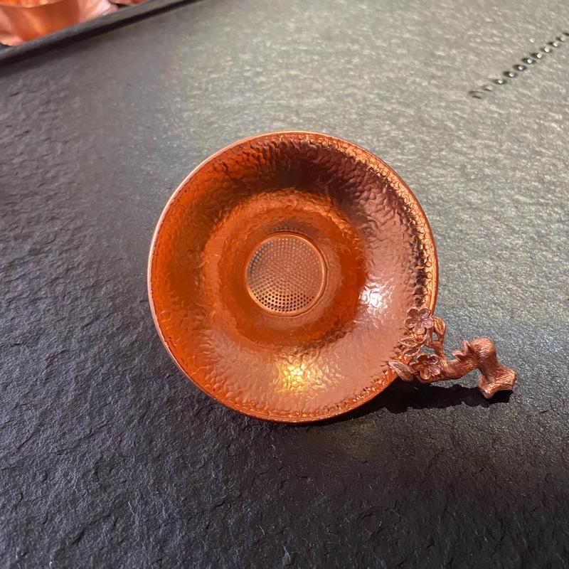 乌鲁木齐二道桥老铜匠铁砧上半成型的铜茶漏