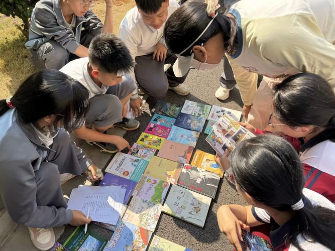 学生团队在校园内讨论二手书回收项目