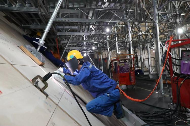 上海船厂工人作业场景工伤维权咨询示意图