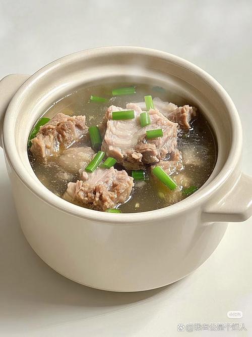 砂锅小火炖排骨清汤特写