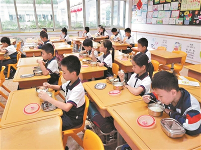 中小学教室学生安静自律学习场景实拍