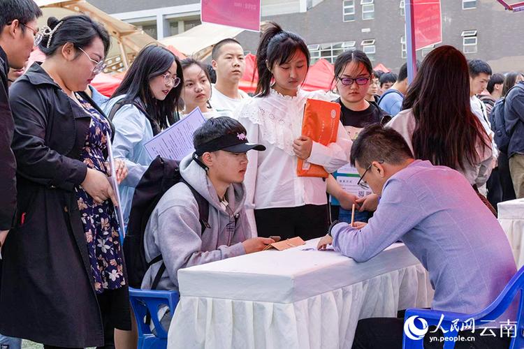 应届大学校园双选会毕业生手持简历发呆