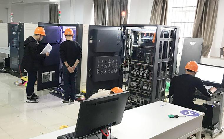 工程师在控制柜前调试工业交换机