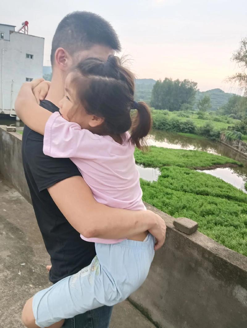 父亲安静陪伴哭泣女儿亲子情绪连接