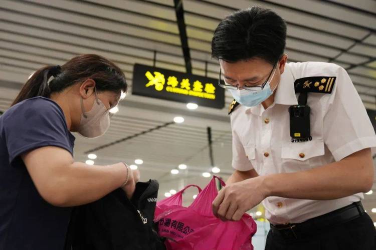海关入境通道行李查验现场实拍