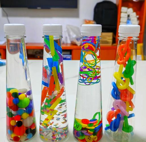 妈妈和宝宝在家温馨进行早教游戏，利用生活物品做感官瓶