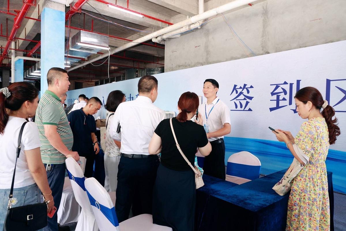 小区业主大会现场签到表摊在桌上的实景