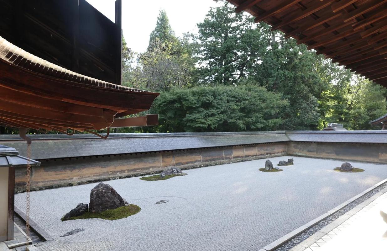 日本龙安寺苔庭静谧午后光影