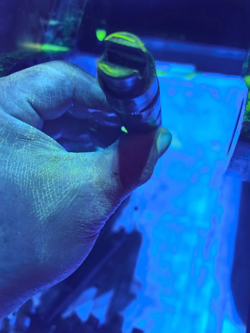 荧光磁粉检测暗室操作场景