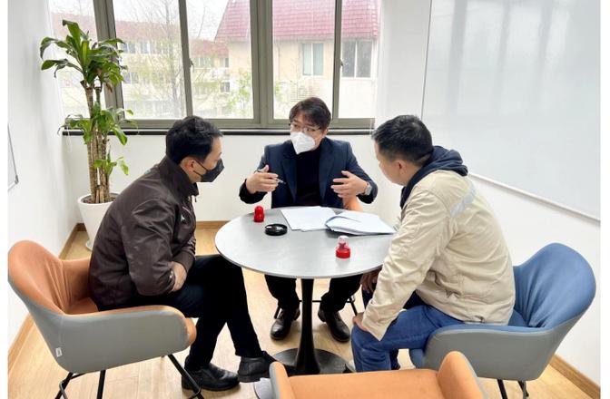 上海船厂工人工伤法律咨询面谈场景
