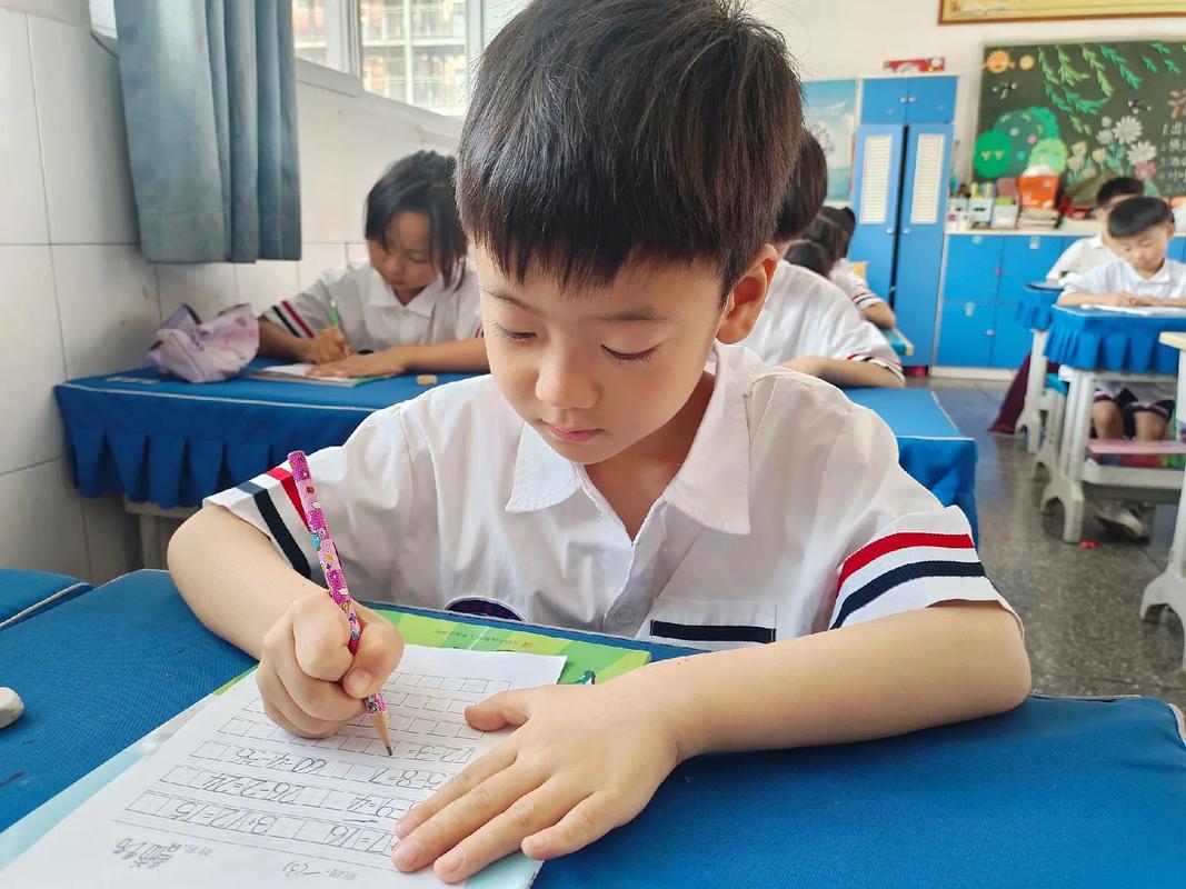 广州某公办小学开放日二年级写字课学生握笔特写