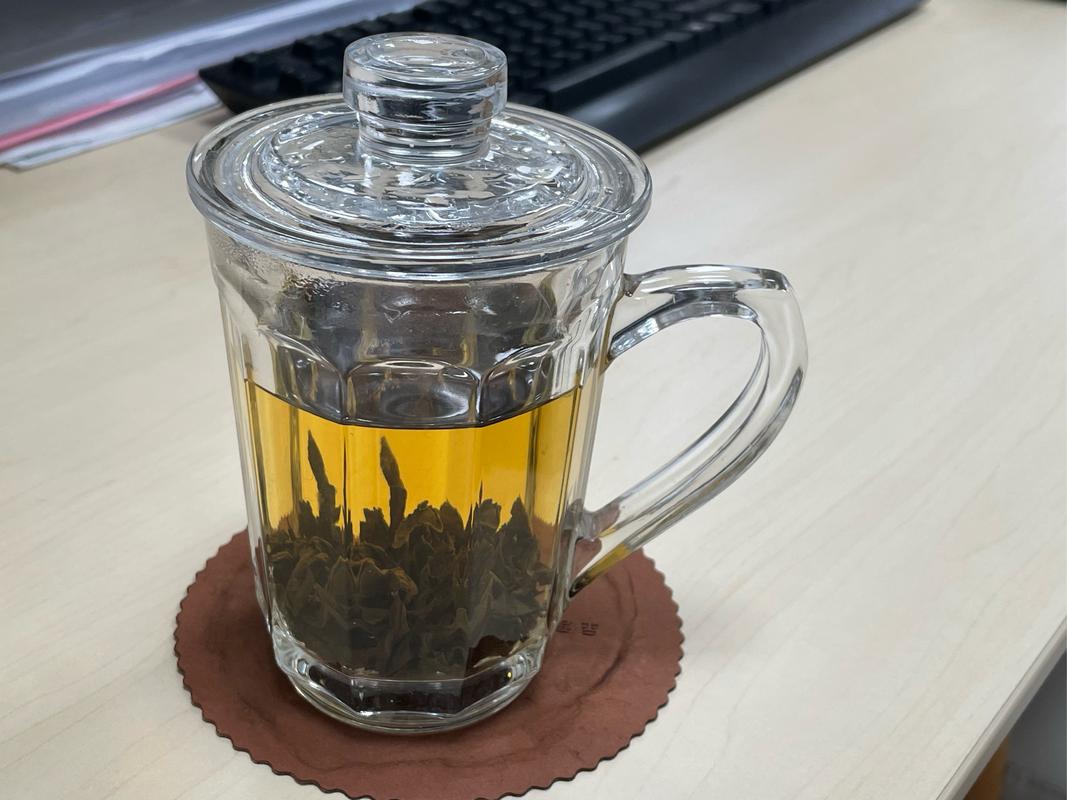 办公室桌面干料玻璃罐随手泡水场景