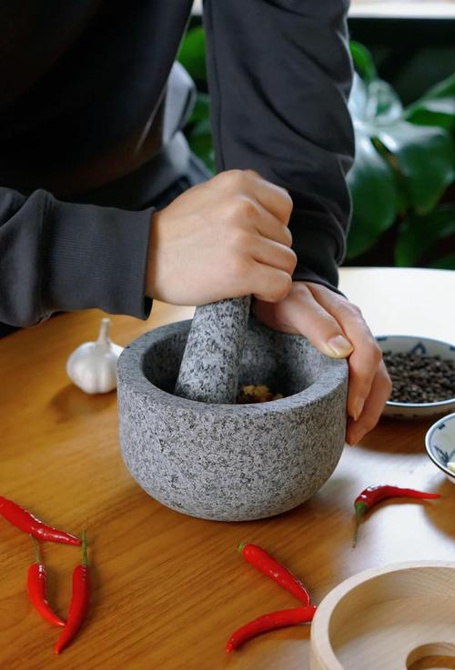石臼舂蒜泥过程特写照片