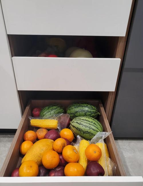 家庭厨房台面上摆放的蔬菜水果和袋装零食