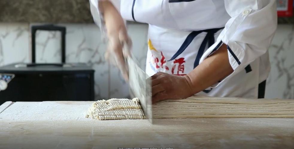 德州大柳镇手艺人枣木案板揉大柳面团