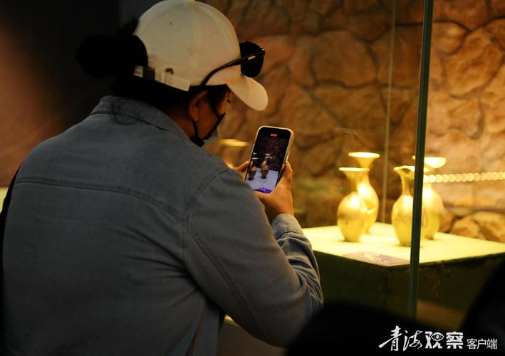 普通群众发现文物现场用手机拍照取证示意图