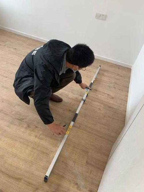 侘寂原木地板验收缝隙测量示意图