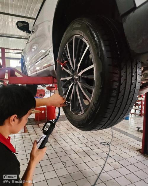 汽修店举升机上检查家用轿车轮胎胎压
