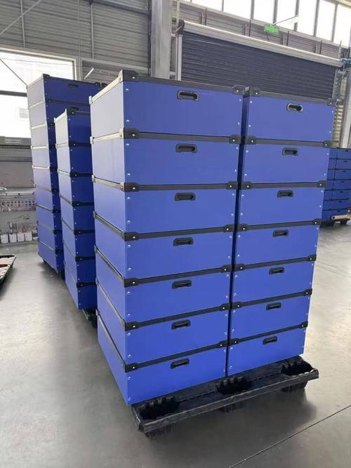 自动化产线工位旁整齐摆放的标准塑料料箱