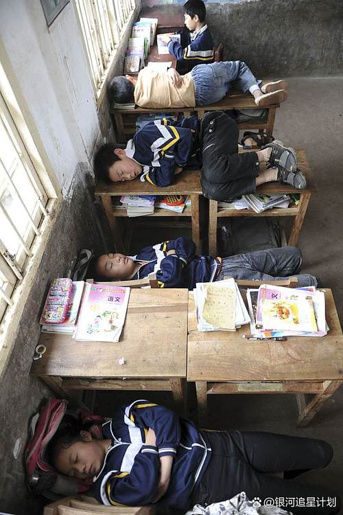 孩子疲惫参加课外活动