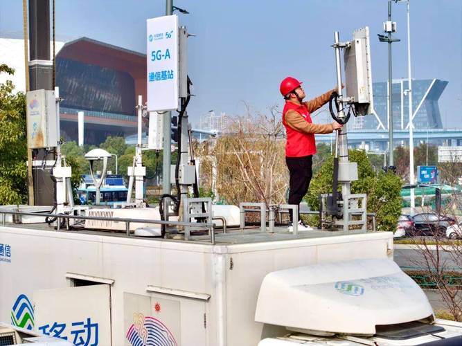 南京街头运营商5G基站测试设备