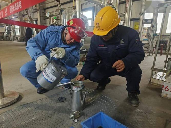 工业齿轮箱润滑油取样现场操作图