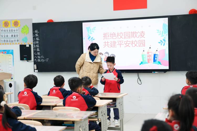 学校老师与学生谈心预防校园欺凌的场景