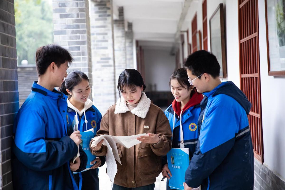 中学走廊转角师生交谈场景