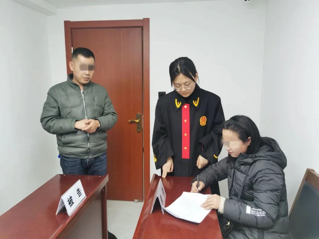 法院门口树荫下咨询协议离婚的当事人