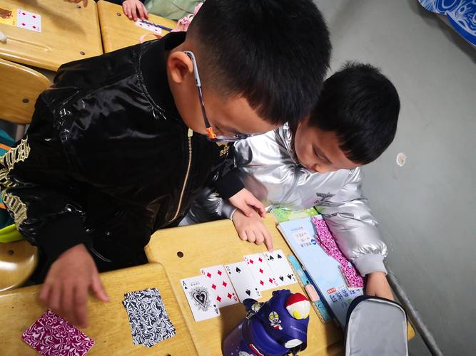 家长陪孩子玩数学游戏