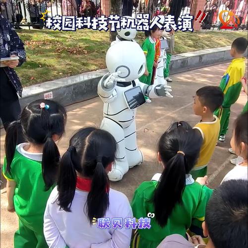 北京海淀区小学开放日家长围观机器人表演