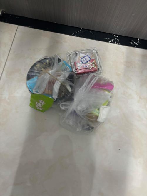 出租屋沙发上拆开的外卖餐盒场景图