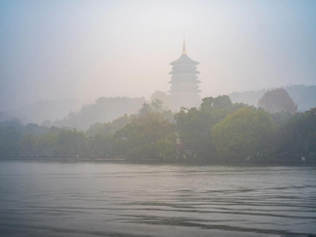 西湖断桥清晨薄雾