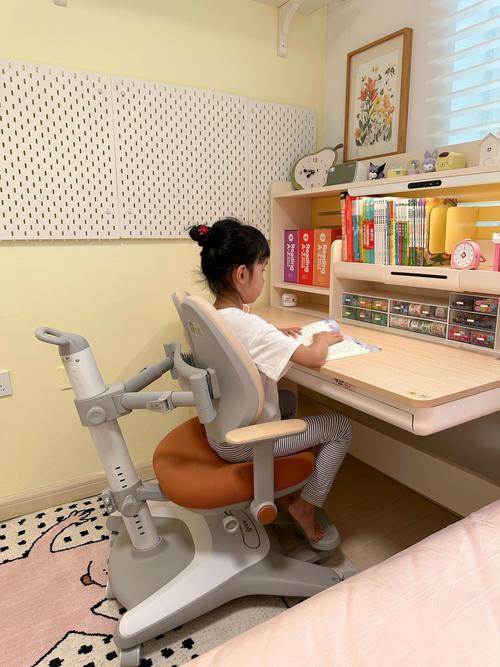 小学孩子书桌前拖作业发呆实拍