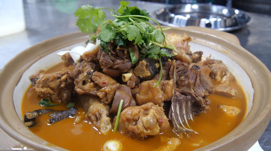 湖北南漳农家院山茱萸炖土鸡